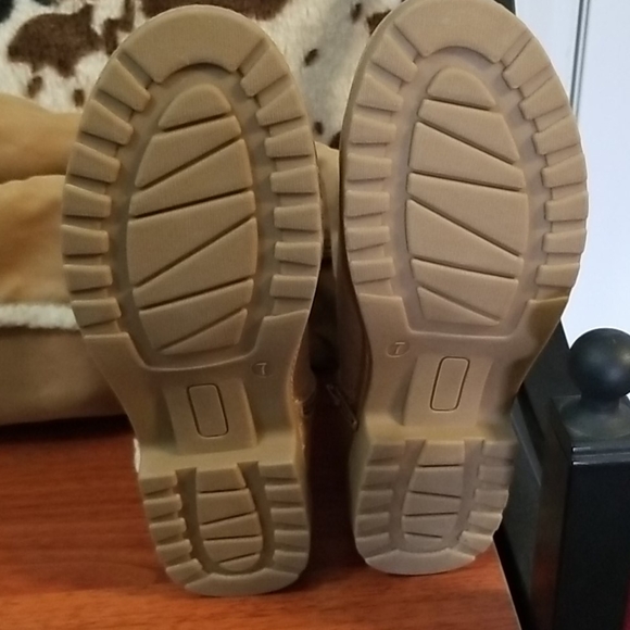 Women's sz 7 sherpa boots - Picture 2 of 4